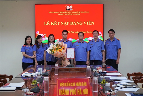 Chi bộ Văn phòng tổng hợp - Viện KSND thành phố Hà Nội tổ chức Lễ kết nạp Đảng viên mới